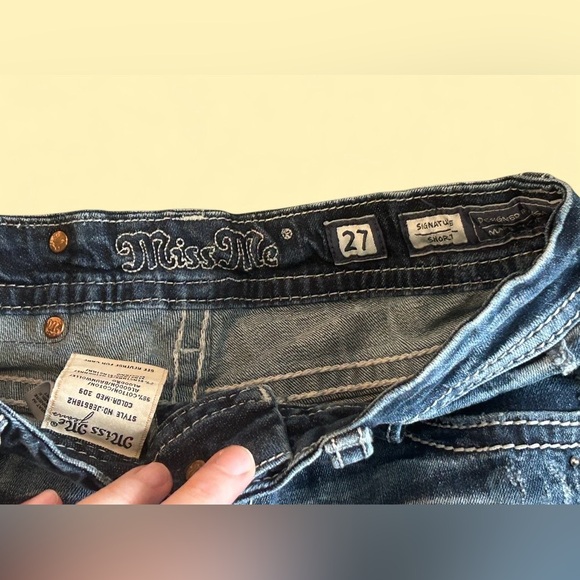 Miss Me Signature Lace Trim Distressed Denim Shorts Size 27 - Picture 3 of 4